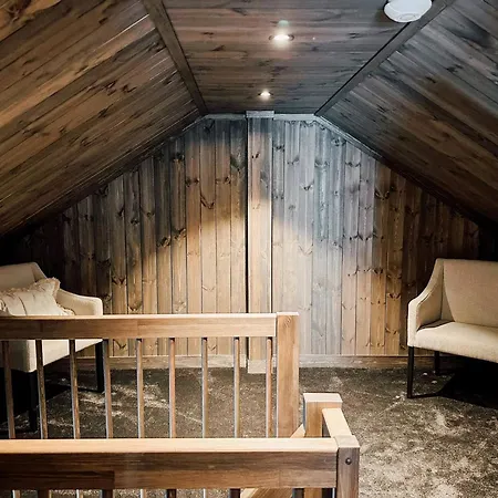 Modern Mountain - 3 Bedrooms - Sleeps 7 *