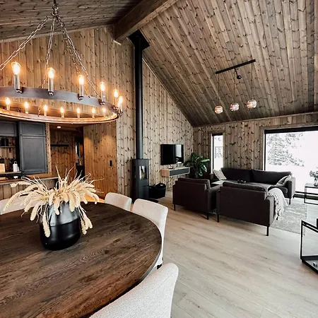 Modern Mountain - 3 Bedrooms - Sleeps 7 *