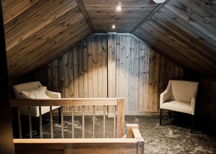 Modern Mountain - 3 Bedrooms - Sleeps 7 *