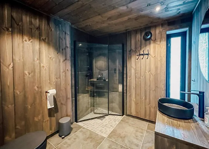 Modern Mountain - 3 Bedrooms - Sleeps 7 펜션 *