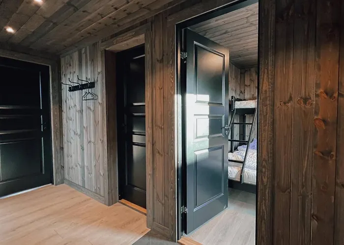 Modern Mountain - 3 Bedrooms - Sleeps 7 * Torpo