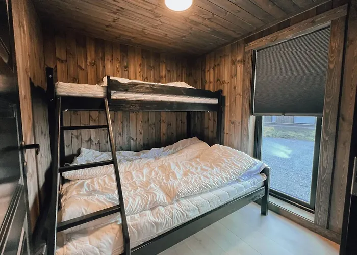 Modern Mountain - 3 Bedrooms - Sleeps 7 *