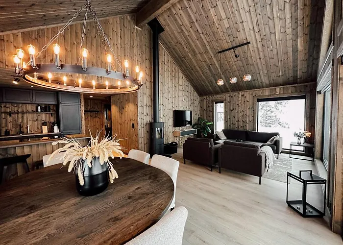 Modern Mountain - 3 Bedrooms - Sleeps 7 *